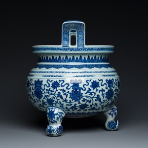 A large Chinese blue and white 'bajixiang' and 'lotus scrolls' tripod censer, Qianlong — photo 5