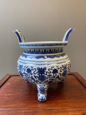 A large Chinese blue and white 'bajixiang' tripod censer with lotus scrolls, Qianlong — photo 1
