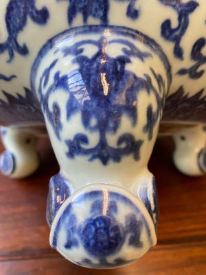 A large Chinese blue and white 'bajixiang' tripod censer with lotus scrolls, Qianlong — photo 11