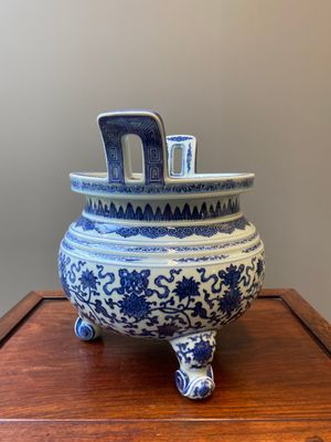 A large Chinese blue and white 'bajixiang' tripod censer with lotus scrolls, Qianlong — photo 2