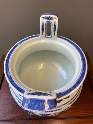 A large Chinese blue and white 'bajixiang' tripod censer with lotus scrolls, Qianlong — photo 5