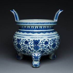 A large Chinese blue and white 'bajixiang' tripod censer with lotus scrolls, Qianlong — photo 1