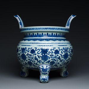 A large Chinese blue and white 'bajixiang' tripod censer with lotus scrolls, Qianlong — photo 2