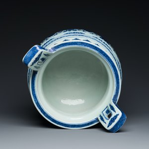 A large Chinese blue and white 'bajixiang' tripod censer with lotus scrolls, Qianlong — photo 6