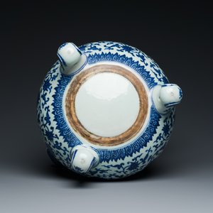 A large Chinese blue and white 'bajixiang' tripod censer with lotus scrolls, Qianlong — photo 7