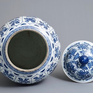 A large Chinese blue and white baluster jar and cover, Kangxi — photo 5