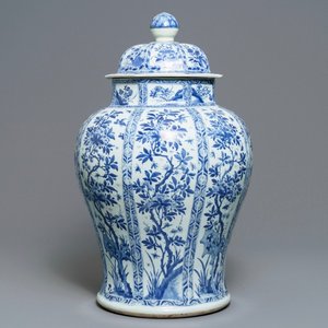 A large Chinese blue and white baluster jar and cover with floral panels, Kangxi — 照片 1