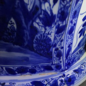 A large Chinese blue and white baluster jar and cover with floral panels, Kangxi — photo 11