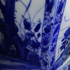A large Chinese blue and white baluster jar and cover with floral panels, Kangxi — photo 12