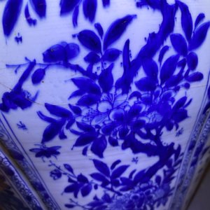 A large Chinese blue and white baluster jar with wooden cover and stand, kangxi — photo 11