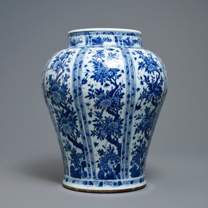 A large Chinese blue and white baluster jar with wooden cover and stand, kangxi — photo 4