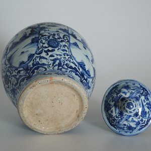 A large Chinese blue and white baluster vase and cover with figural medallions, Wanli — photo 12