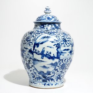 A large Chinese blue and white baluster vase and cover with figural medallions, Wanli — photo 2