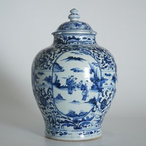 A large Chinese blue and white baluster vase and cover with figural medallions, Wanli — photo 9
