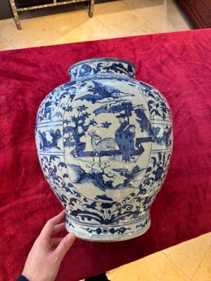 A large Chinese blue and white baluster vase with figures and landscapes, Transitional period — photo 1