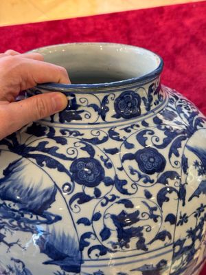 A large Chinese blue and white baluster vase with figures and landscapes, Transitional period — photo 11