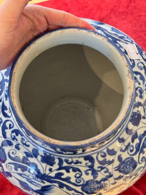 A large Chinese blue and white baluster vase with figures and landscapes, Transitional period — photo 12