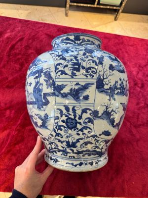 A large Chinese blue and white baluster vase with figures and landscapes, Transitional period — photo 2