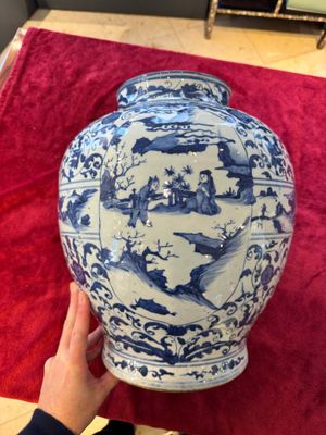 A large Chinese blue and white baluster vase with figures and landscapes, Transitional period — photo 3