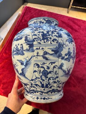 A large Chinese blue and white baluster vase with figures and landscapes, Transitional period — photo 4