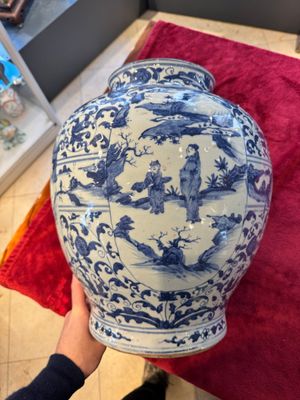 A large Chinese blue and white baluster vase with figures and landscapes, Transitional period — photo 5