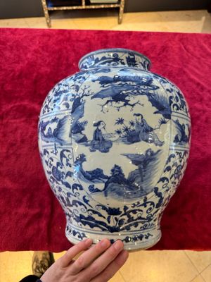 A large Chinese blue and white baluster vase with figures and landscapes, Transitional period — photo 6