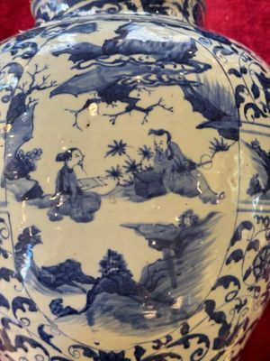 A large Chinese blue and white baluster vase with figures and landscapes, Transitional period — photo 7