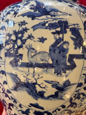 A large Chinese blue and white baluster vase with figures and landscapes, Transitional period — photo 8