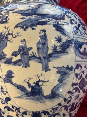 A large Chinese blue and white baluster vase with figures and landscapes, Transitional period — photo 10