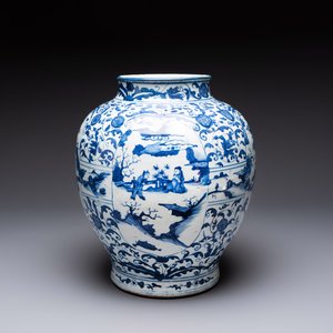 A large Chinese blue and white baluster vase with figures and landscapes, Transitional period — photo 1