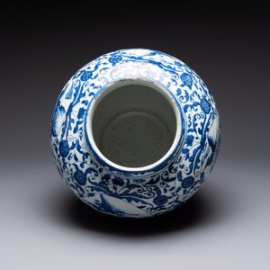 A large Chinese blue and white baluster vase with figures and landscapes, Transitional period — photo 5