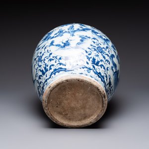 A large Chinese blue and white baluster vase with figures and landscapes, Transitional period — photo 6