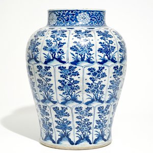 A large Chinese blue and white baluster vase with floral design, Kangxi — photo 2