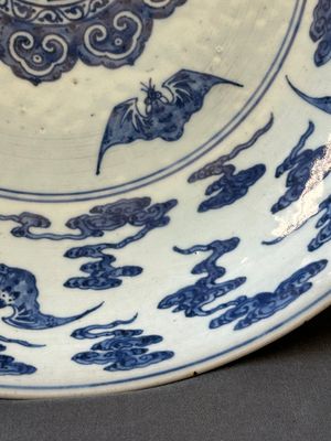 A large Chinese blue and white 'bats and longevity' dish, 19th C. — 照片 5