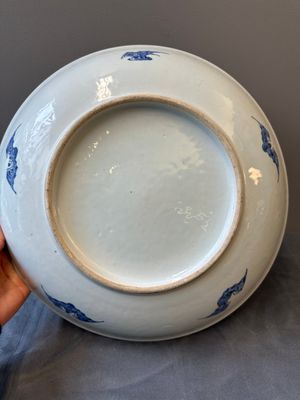 A large Chinese blue and white 'bats and longevity' dish, 19th C. — 照片 6