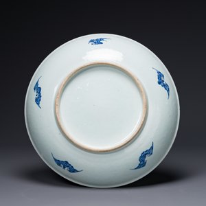 A large Chinese blue and white 'bats and longevity' dish, 19th C. — 照片 2