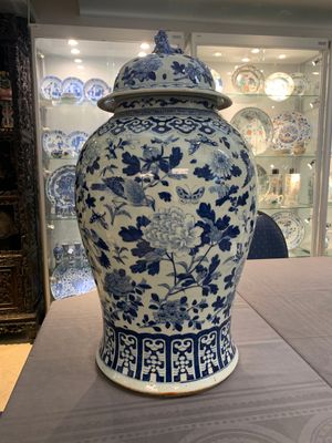 A large Chinese blue and white 'birds among blossoming branches' vase and cover, 19th C. — foto 1