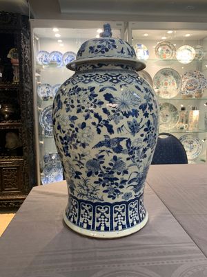 A large Chinese blue and white 'birds among blossoming branches' vase and cover, 19th C. — foto 2
