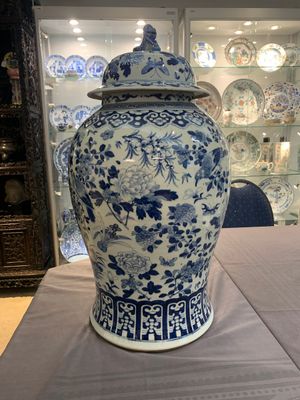 A large Chinese blue and white 'birds among blossoming branches' vase and cover, 19th C. — foto 3