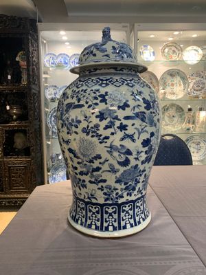 A large Chinese blue and white 'birds among blossoming branches' vase and cover, 19th C. — foto 4