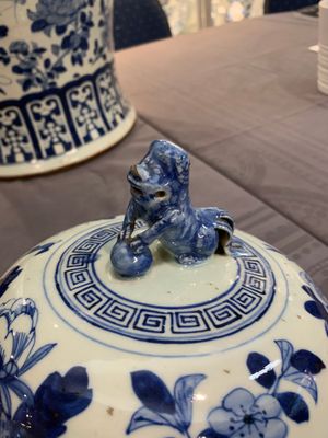 A large Chinese blue and white 'birds among blossoming branches' vase and cover, 19th C. — foto 6