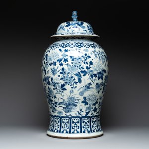 A large Chinese blue and white 'birds among blossoming branches' vase and cover, 19th C. — foto 1