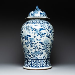 A large Chinese blue and white 'birds among blossoming branches' vase and cover, 19th C. — foto 2