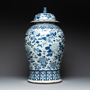 A large Chinese blue and white 'birds among blossoming branches' vase and cover, 19th C. — foto 3