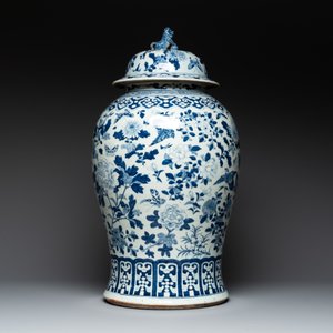 A large Chinese blue and white 'birds among blossoming branches' vase and cover, 19th C. — foto 4