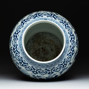 A large Chinese blue and white 'birds among blossoming branches' vase and cover, 19th C. — foto 5