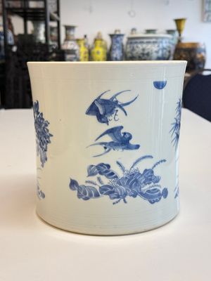 A large Chinese blue and white 'birds, bamboo and flowers' brush pot, Transitional period — foto 1
