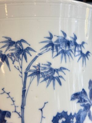 A large Chinese blue and white 'birds, bamboo and flowers' brush pot, Transitional period — foto 12