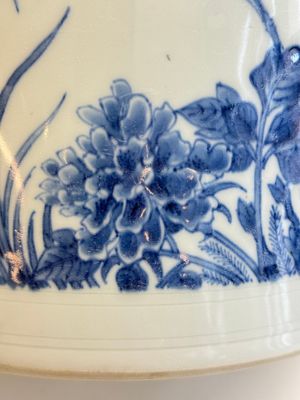 A large Chinese blue and white 'birds, bamboo and flowers' brush pot, Transitional period — foto 13