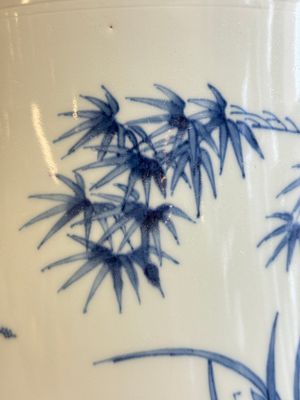 A large Chinese blue and white 'birds, bamboo and flowers' brush pot, Transitional period — foto 14